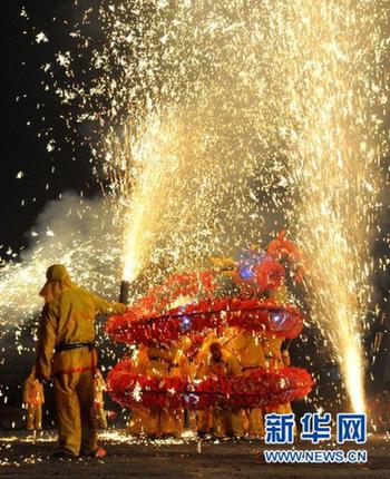 “舞龙嘘花”闹元宵