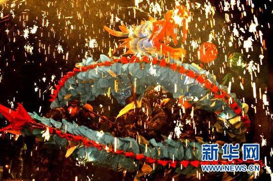 “舞龙嘘花”闹元宵