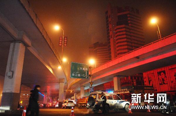 乌鲁木齐一幢高层商贸楼发生火灾