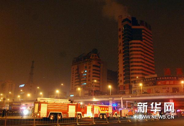 乌鲁木齐一幢高层商贸楼发生火灾