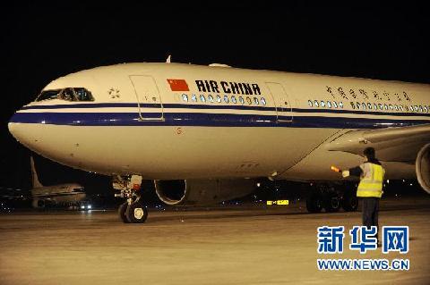中国政府派出的首架民航包机自利比亚飞抵北京