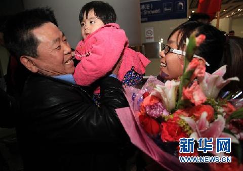 中国政府派出的首架民航包机自利比亚飞抵北京