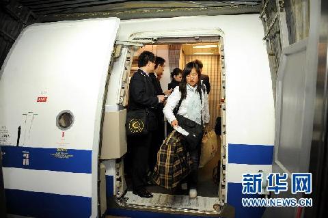 中国政府派出的首架民航包机自利比亚飞抵北京