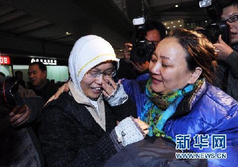 中国政府派出的首架民航包机自利比亚飞抵北京