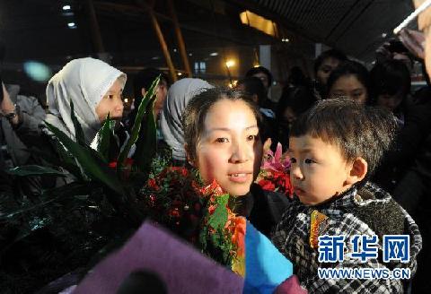 中国政府派出的首架民航包机自利比亚飞抵北京