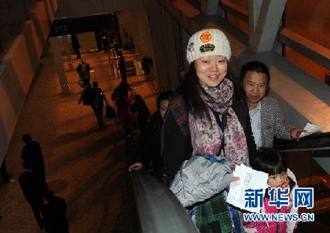 中国政府派出的首架民航包机自利比亚飞抵北京