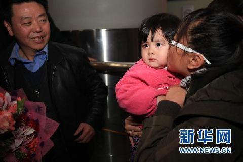 中国政府派出的首架民航包机自利比亚飞抵北京