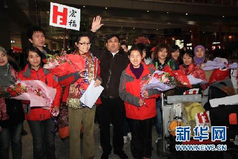 中国政府派出的首架民航包机自利比亚飞抵北京