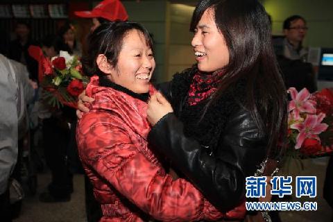 中国政府派出的首架民航包机自利比亚飞抵北京