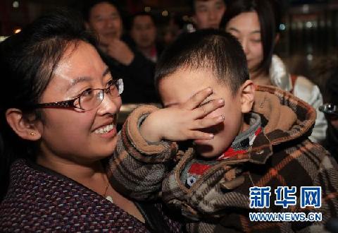 中国政府派出的首架民航包机自利比亚飞抵北京