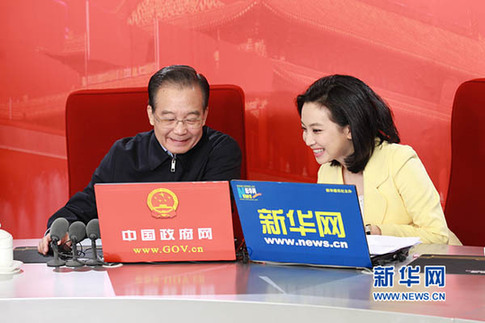 温家宝总理在访谈前浏览新华网网友问题