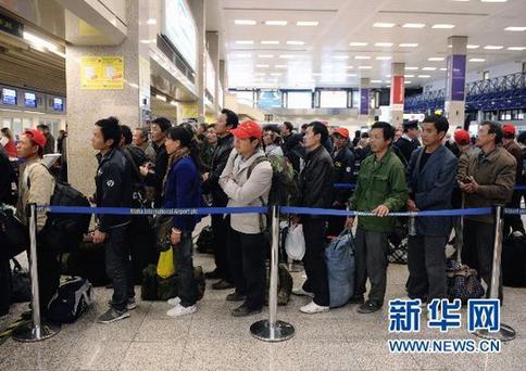 东航包机搭载从利比亚撤出中方人员从马耳他返程