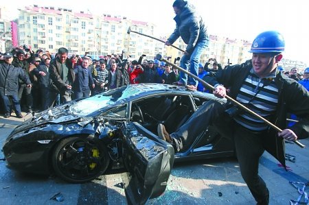 青岛车主因维权失败怒砸300万兰博基尼