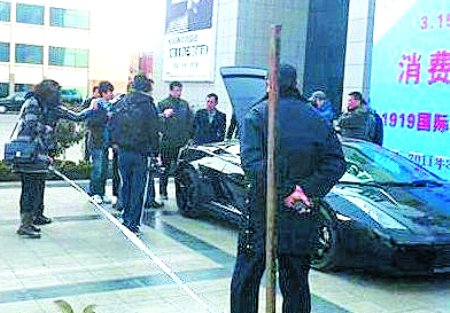 青岛车主因维权失败怒砸300万兰博基尼