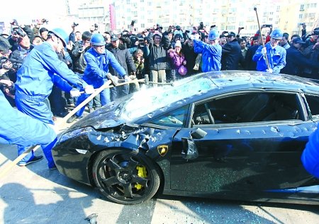 青岛车主因维权失败怒砸300万兰博基尼