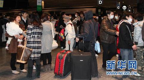 首批等待撤离的中国公民抵达成田机场