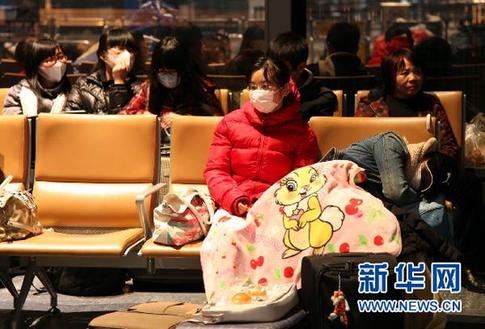 首批等待撤离的中国公民抵达成田机场