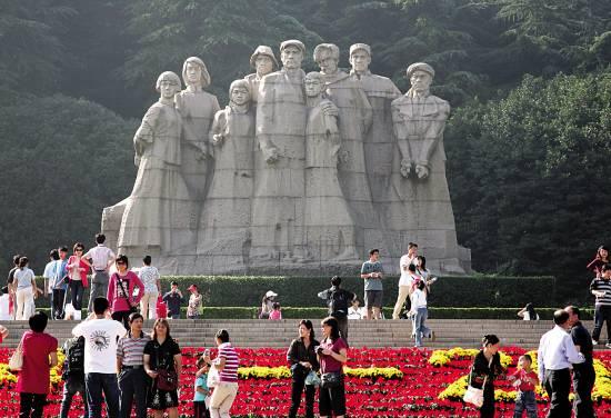 走红色线路 看红色经典 红色旅游渐入佳境