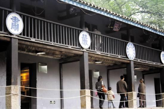 走红色线路 看红色经典 红色旅游渐入佳境