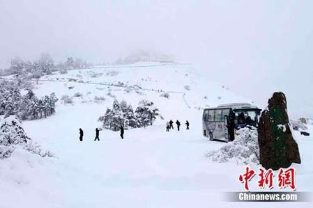 湖北神农架突降白雪出现气象奇观(组图)