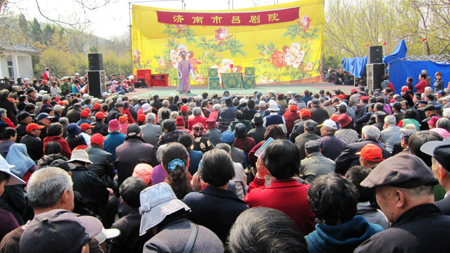 济南千佛山“三月三”民俗文化庙会人气旺