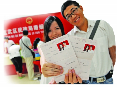 民政部拟推“婚礼式颁证” 改变“轻登记、重婚宴”