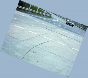 悍匪扮武警高速路放钉板抢奔驰 警方正全力追缉