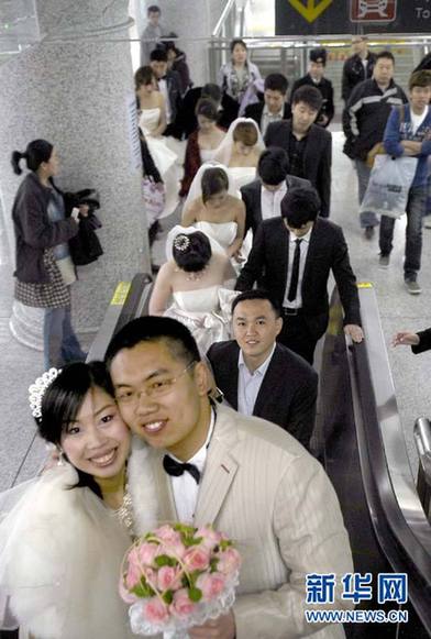 沈阳年轻人地铁里举行集体婚礼（图）