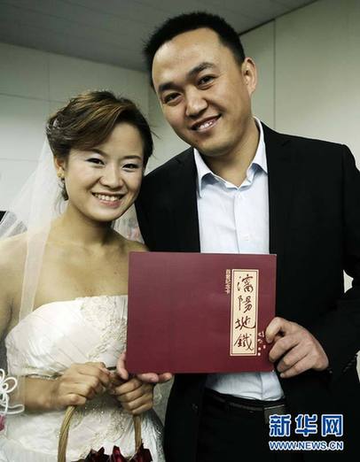 沈阳年轻人地铁里举行集体婚礼（图）