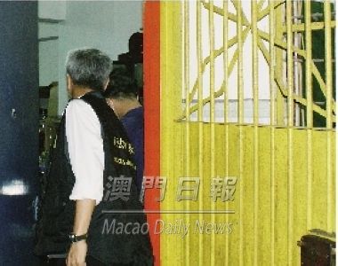 澳门首席海关关员吞枪自杀 类似事件频发引关注