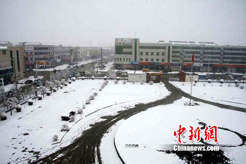 河北多地四月飞雪 积雪达14cm