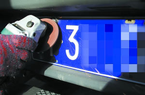 揭拆卸牌照架地下交易:10块钱买一套京字扣螺丝