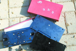 揭拆卸牌照架地下交易:10块钱买一套京字扣螺丝