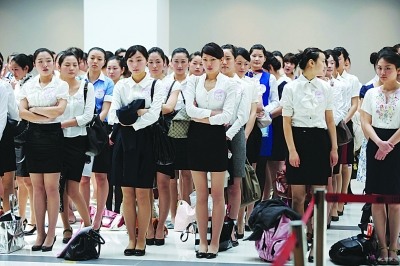 众多女孩成职业“考空族”为当空姐而坚持