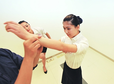 众多女孩成职业“考空族”为当空姐而坚持