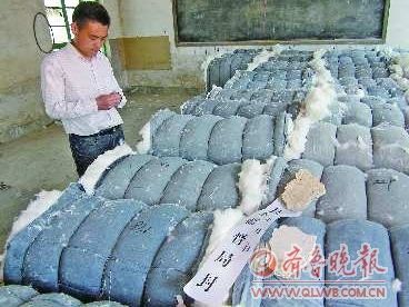 加工厂用臭水泡布条制造白“丝棉”被查封
