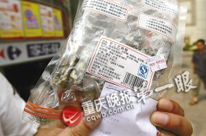 重庆家乐福销售过期芝麻糖 标签生产日期疑作假