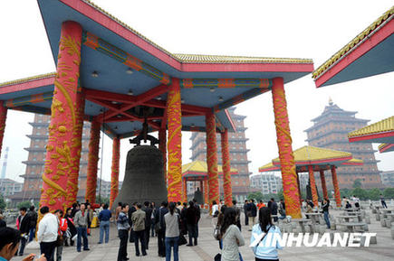 华西村9000万买两架直升机 接待游客
