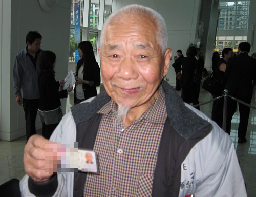 台北101大楼登高赛 9旬翁连续7年挑战(图)