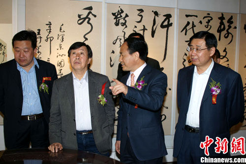 周文彰书法展在威海举办 草书行书化凸显时代感