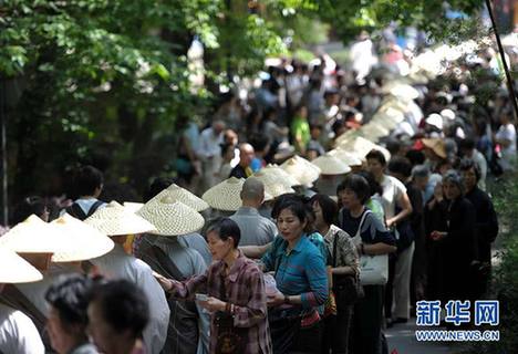 杭州300僧人举行托钵行脚慈善活动