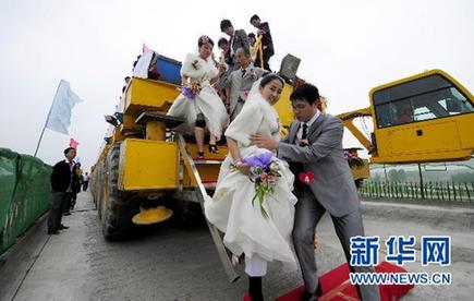 工地上“最给力”的集体婚礼