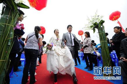 工地上“最给力”的集体婚礼