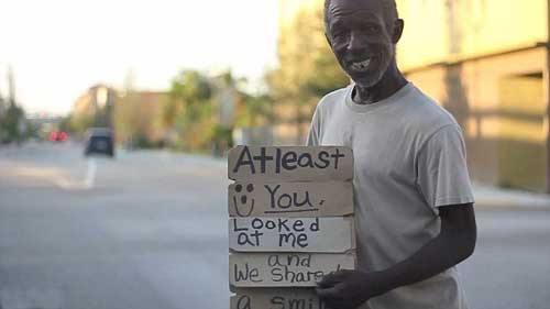 美国“犀利哥”自制翻牌标语走红网络 Sign him up! Homeless man uses empty beer boxes in make-shift board that FLIPS between begging messages