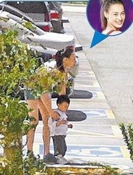 梁洛施携三子返港与友聚餐 气色佳