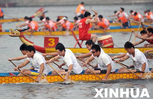 山东龙舟竞发庆端午(组图)