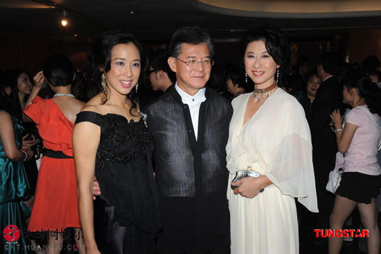 三代港姐冠军聚首 赵雅芝轻松抢镜