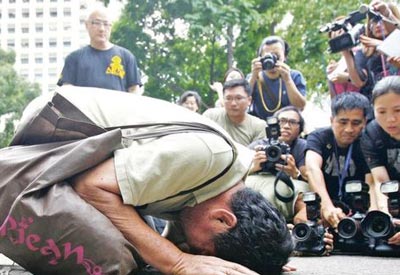 港警长阻跳桥抗议者殉职 闯祸者叩头认错