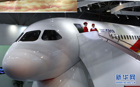 中国C919大型客机样机首次在海外展出引关注