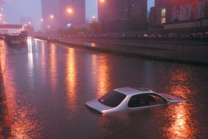 北京昨遇十年来最大降雨 交通瘫痪多地成